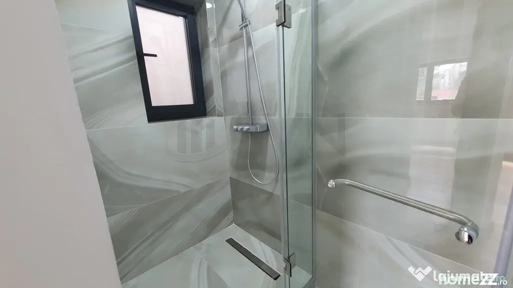 Apartament cu 3 camere singur pe etaj Polona