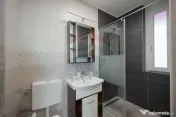 Apartament modern cu 3 camere și loc de parcare în ansa... 