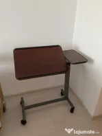 Masă de servit la pat cu roți și blat reglabil