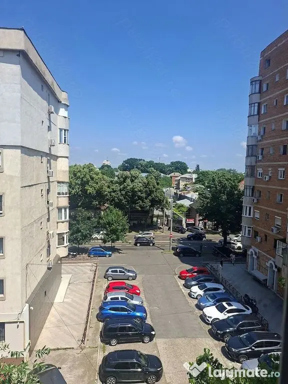 De inchiriat apartament 2 camere, Piața Centrală, et. 4...
