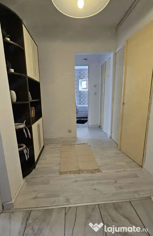 De inchiriat apartament 2 camere, Piața Centrală, et. 4...