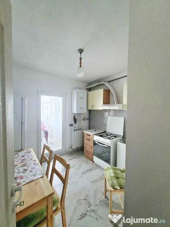 De inchiriat apartament 2 camere, Piața Centrală, et. 4...