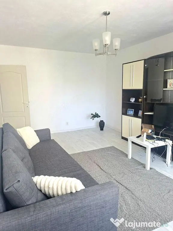 De inchiriat apartament 2 camere, Piața Centrală, et. 4...
