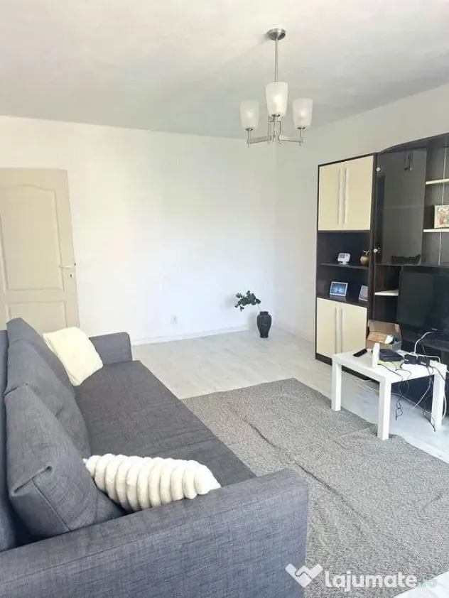 De inchiriat apartament 2 camere, Piața Centrală, et. 4...