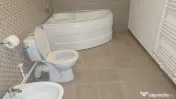 Inchiriez apartament in Vila in Deva, zona ultracentrala, curte comuna 
