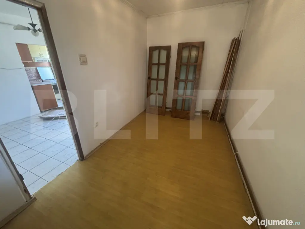 Apartament de vanzare, partial renovat.