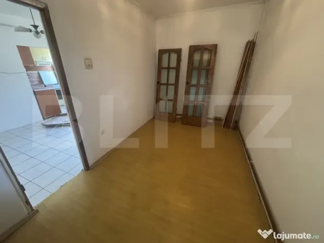 Apartament de vanzare, partial renovat.