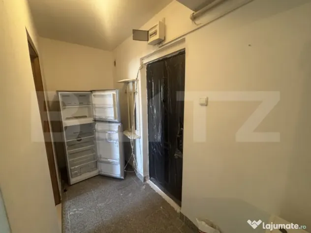 Apartament de vanzare, partial renovat.