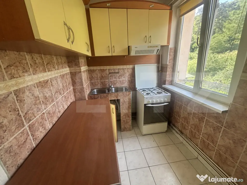 Apartament de vanzare, partial renovat.