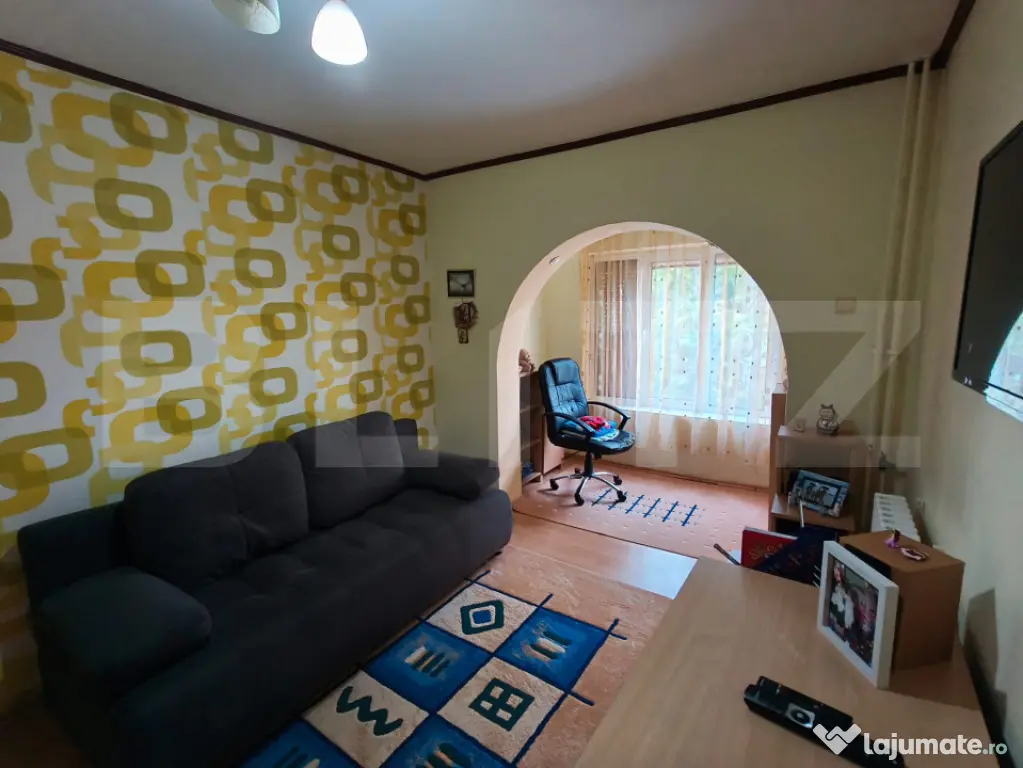 Apartament 3 camere decomandat etaj 2/4 zona Rovine