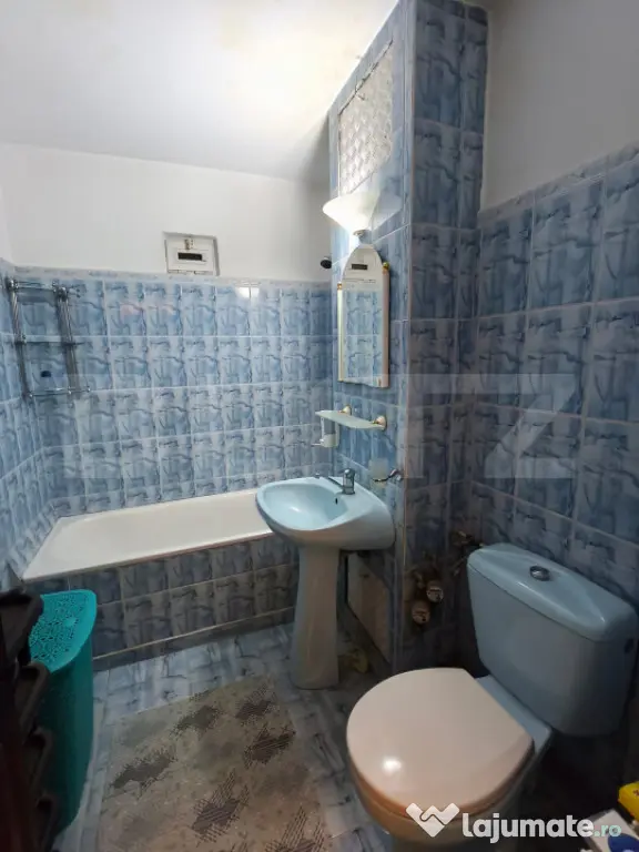 Apartament 3 camere decomandat etaj 2/4 zona Rovine
