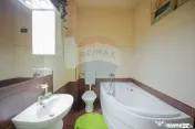 Casă în Centrul Istoric, cu mansardă, singur în curte... 