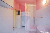 Casă în Centrul Istoric, cu mansardă, singur în curte... 