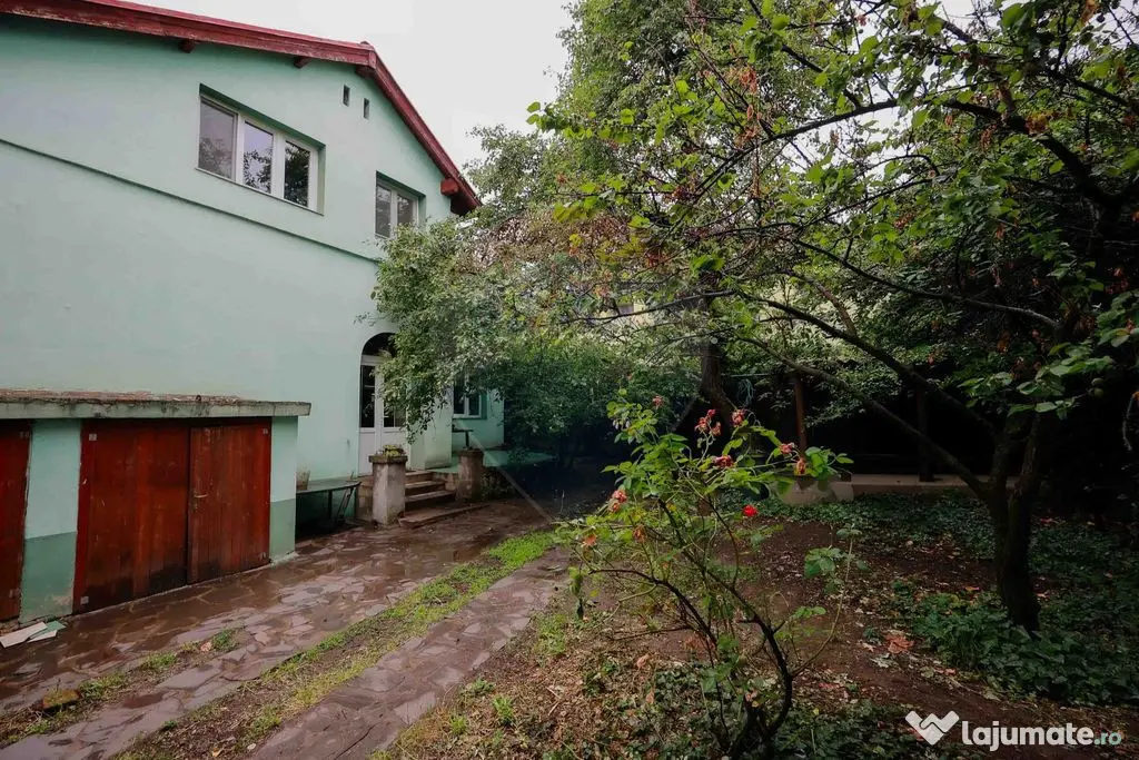 Casă cu mansardă, Ultracentral, N. Jiga, singur în cur...
