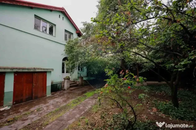 Casă cu mansardă, Ultracentral, N. Jiga, singur în cur...