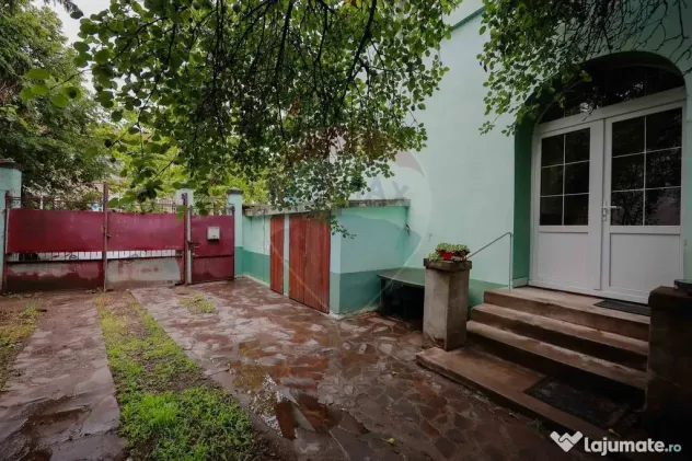 Casă cu mansardă, Ultracentral, N. Jiga, singur în cur...