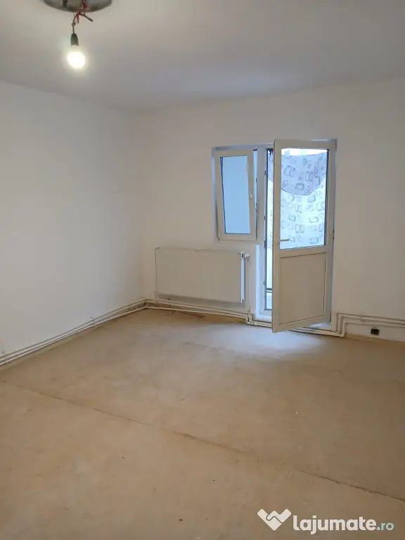 Vand apartament cu 4 camere Alexandria central