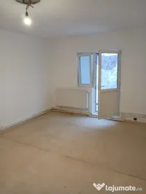 Vand apartament cu 4 camere Alexandria central