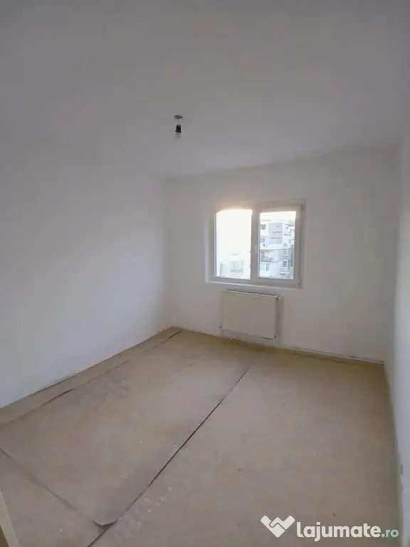 Vand apartament cu 4 camere Alexandria central