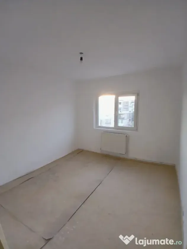 Vand apartament cu 4 camere Alexandria central