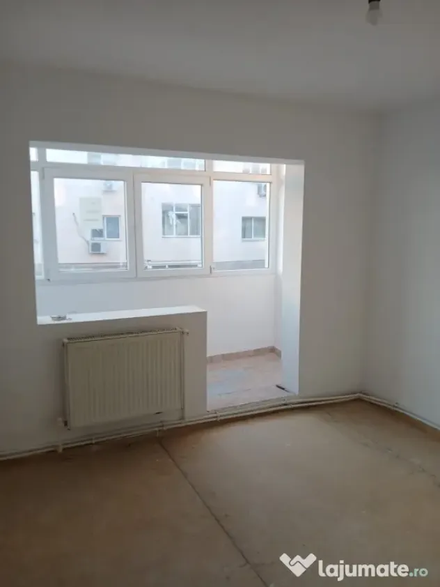 Vand apartament cu 4 camere Alexandria central