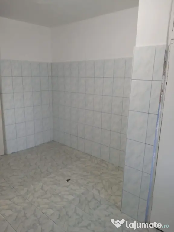 Vand apartament cu 4 camere Alexandria central