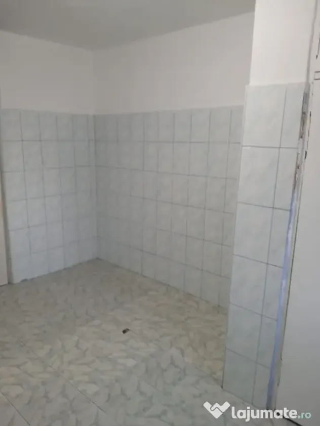 Vand apartament cu 4 camere Alexandria central