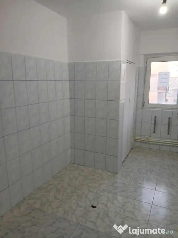 Vand apartament cu 4 camere Alexandria central