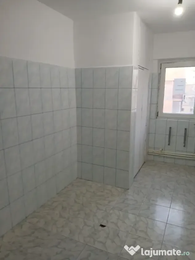 Vand apartament cu 4 camere Alexandria central