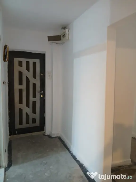 Vand apartament cu 4 camere Alexandria central