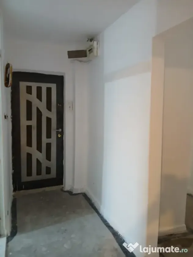 Vand apartament cu 4 camere Alexandria central