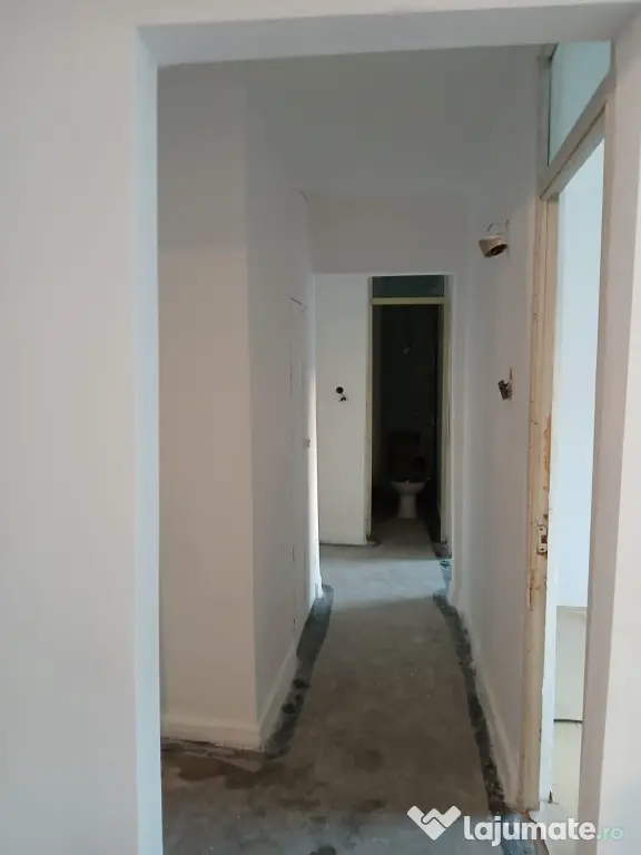 Vand apartament cu 4 camere Alexandria central