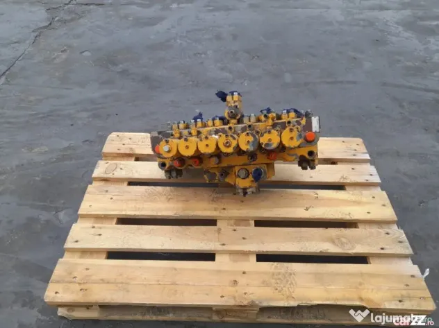 Distribuitor hidraulic Rexroth M8-1003-03/7M8-22 excavator Liebherr A902