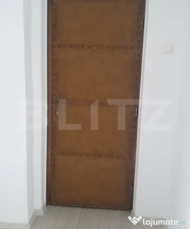 Apartament 3 camere semidecomandat, renovat, nemobilat in Va