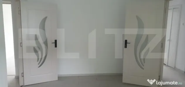 Apartament 3 camere semidecomandat, renovat, nemobilat in Va