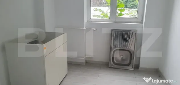 Apartament 3 camere semidecomandat, renovat, nemobilat in Va