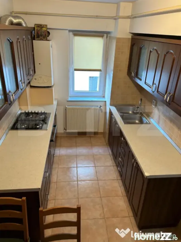 Apartament 3 camere, decomandat, zona Zamca
