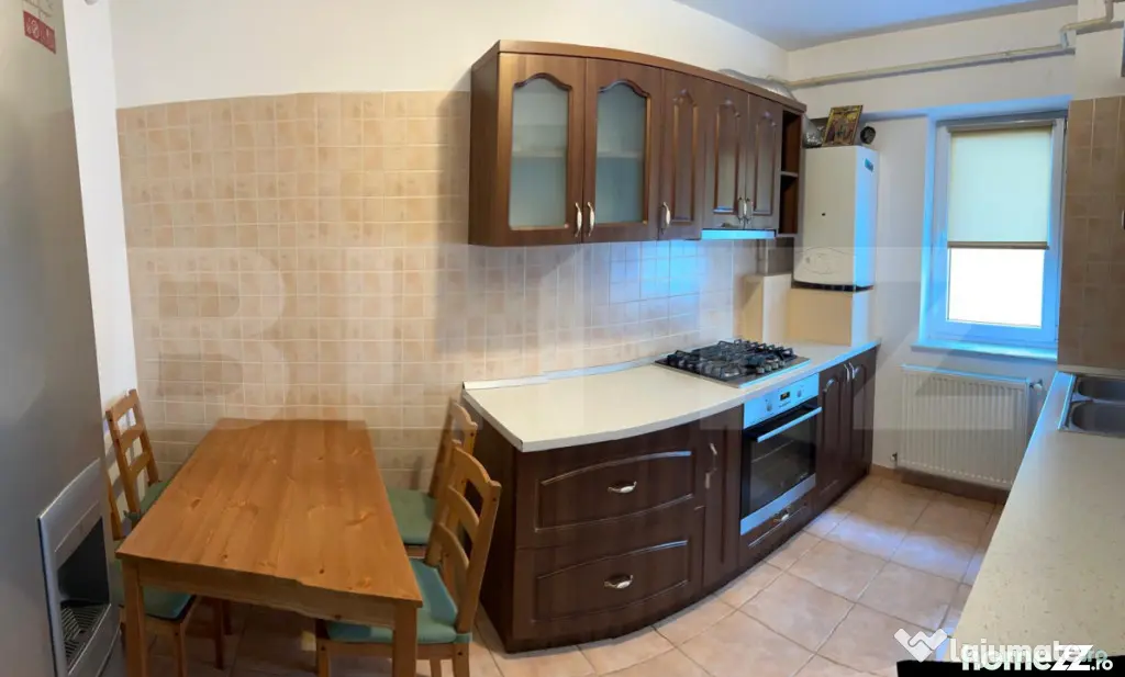 Apartament 3 camere, decomandat, zona Zamca