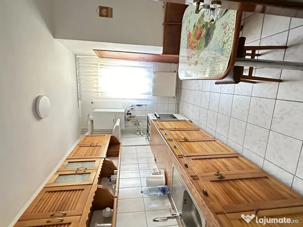 Proprietar inchiriez apartament decomandat 4 camere 2 bai