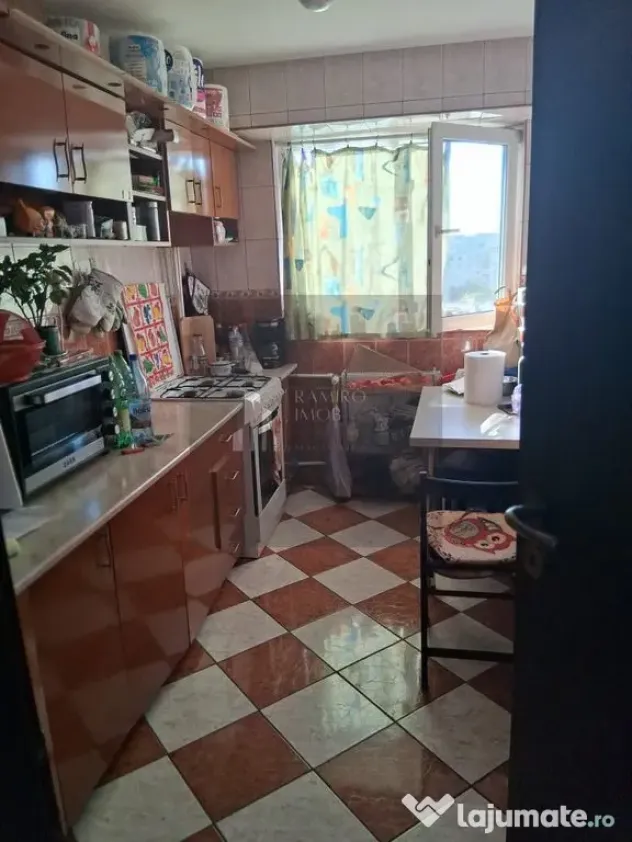 OCAZIE 3 CAMERE METROU GORJULUI