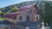 Casă de vacanță cu 9 camere de vânzare Moieciu de Jos