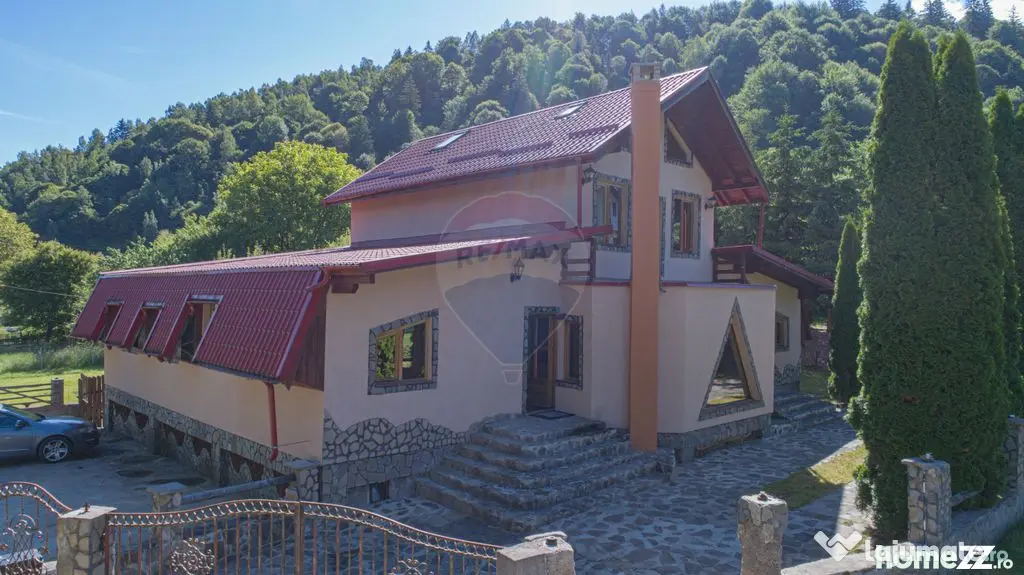 Casă de vacanță cu 9 camere de vânzare Moieciu de Jos