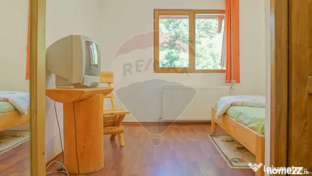 Casă de vacanță cu 9 camere de vânzare Moieciu de Jos