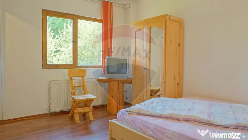 Casă de vacanță cu 9 camere de vânzare Moieciu de Jos