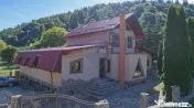 Casă de vacanță cu 9 camere de vânzare Moieciu de Jos