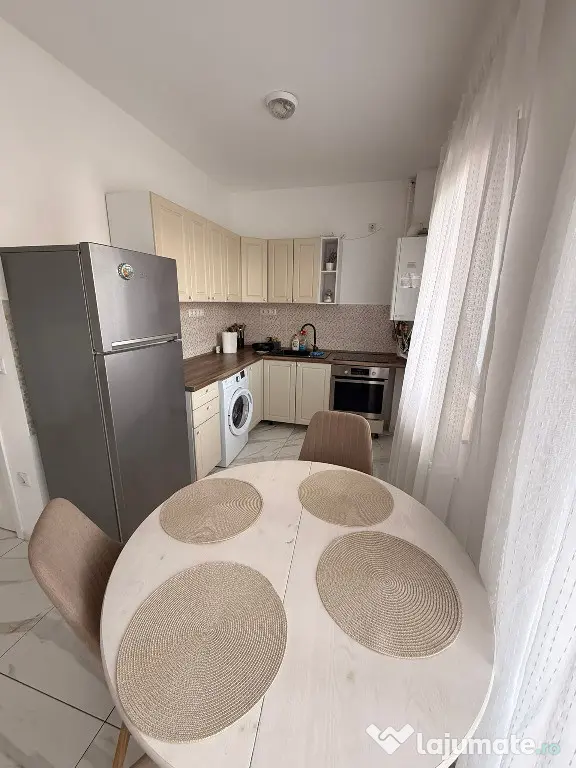 Apartament 2 camere semidecomandat bloc cu lift zona Eroilor