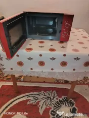 Cuptor cu microunde stare nou in garanție vindere urgent ! 