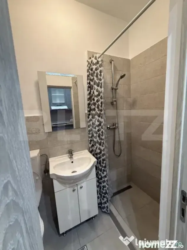 Garsonieră luminoasă, 20 mp, baie renovată, etaj intermed