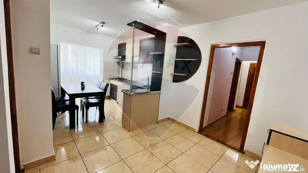 Apartament cu 3 camere de închiriat în zona Decebal