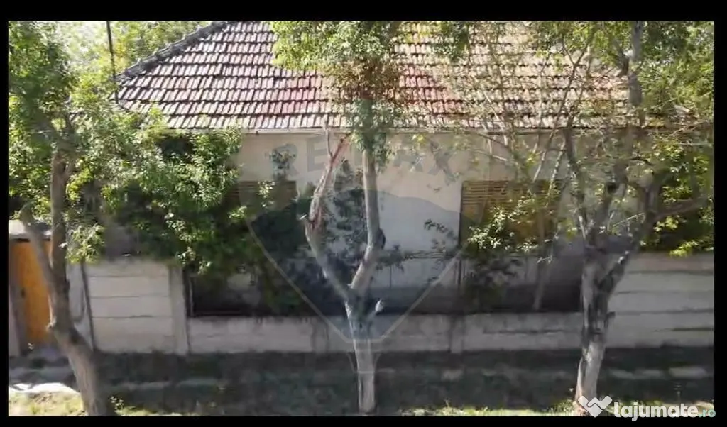 Casă cu gradina mare in Boiu